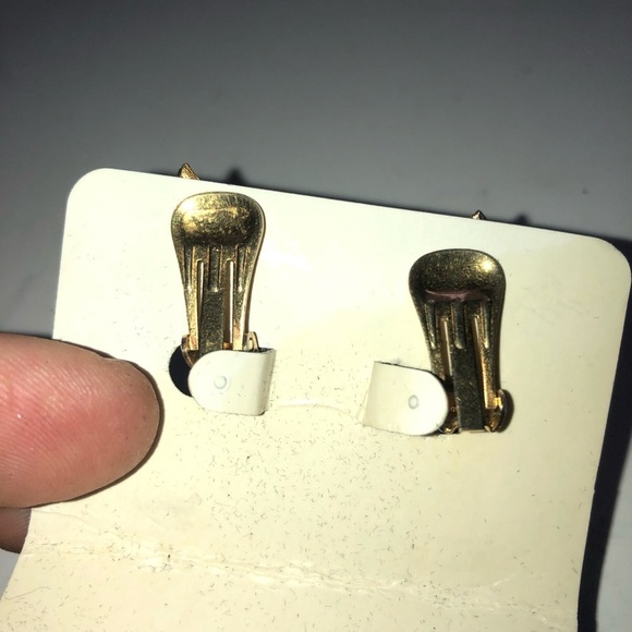 Vintage clip on Gold and Cream Nature Inspired Earrings- gently used - Picture 5 of 5